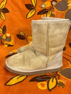 UGG Women's Classic Short Winter Boots Beige - Size US 7